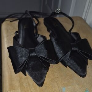 Elegant Black Women's Shoes with Bow Detail